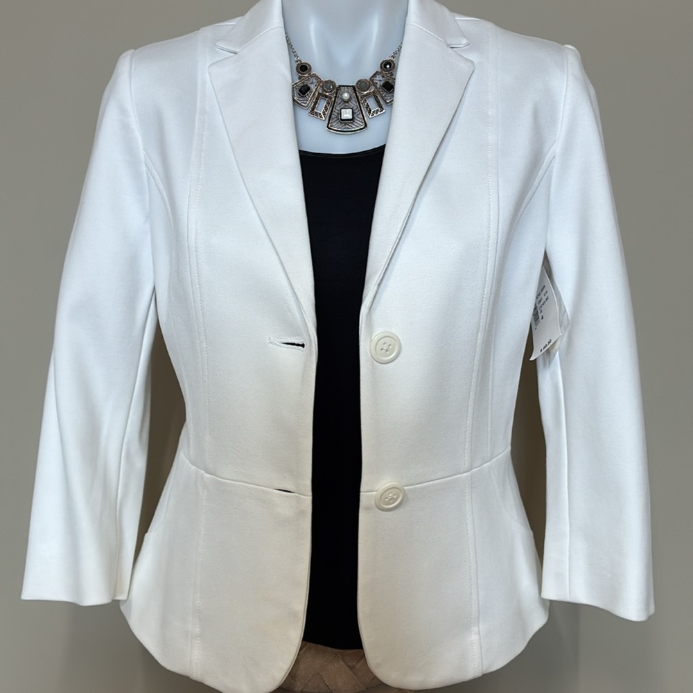 Cleo White Blazer; 2 button, no pockets, Fully lined; Size 4; NWT